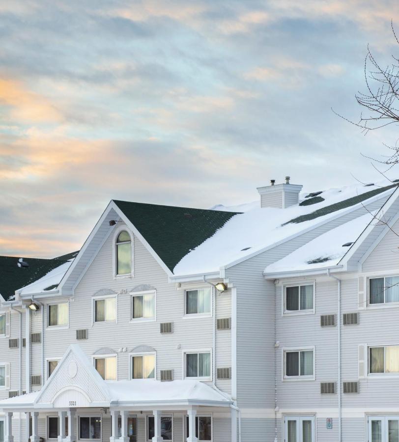 Travelodge Suites By Wyndham Regina - Eastgate Bay Exterior photo
