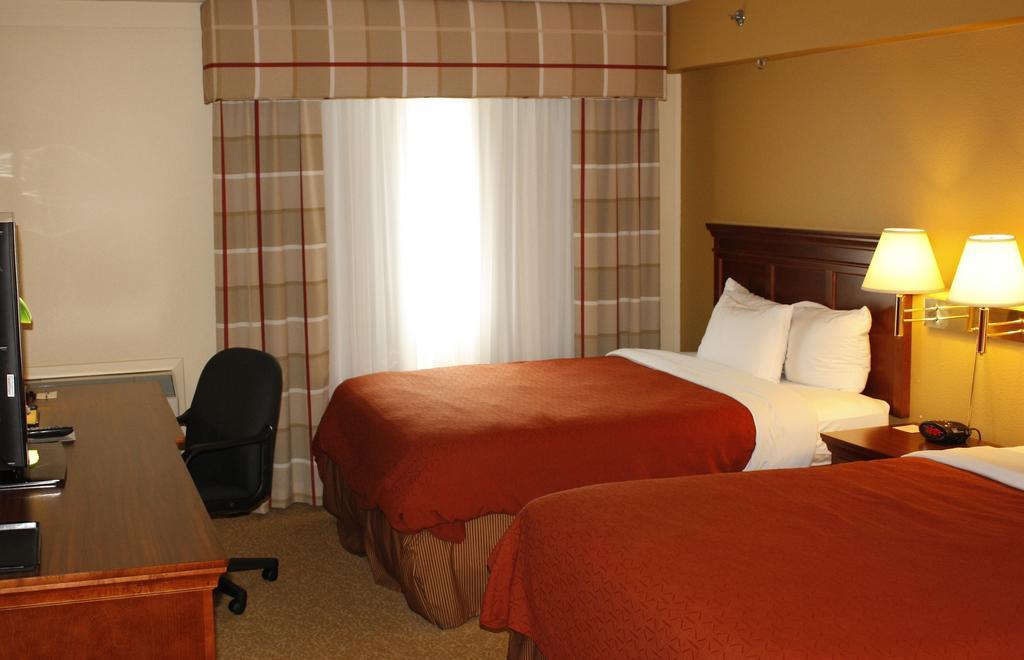 Travelodge Suites By Wyndham Regina - Eastgate Bay Exterior photo