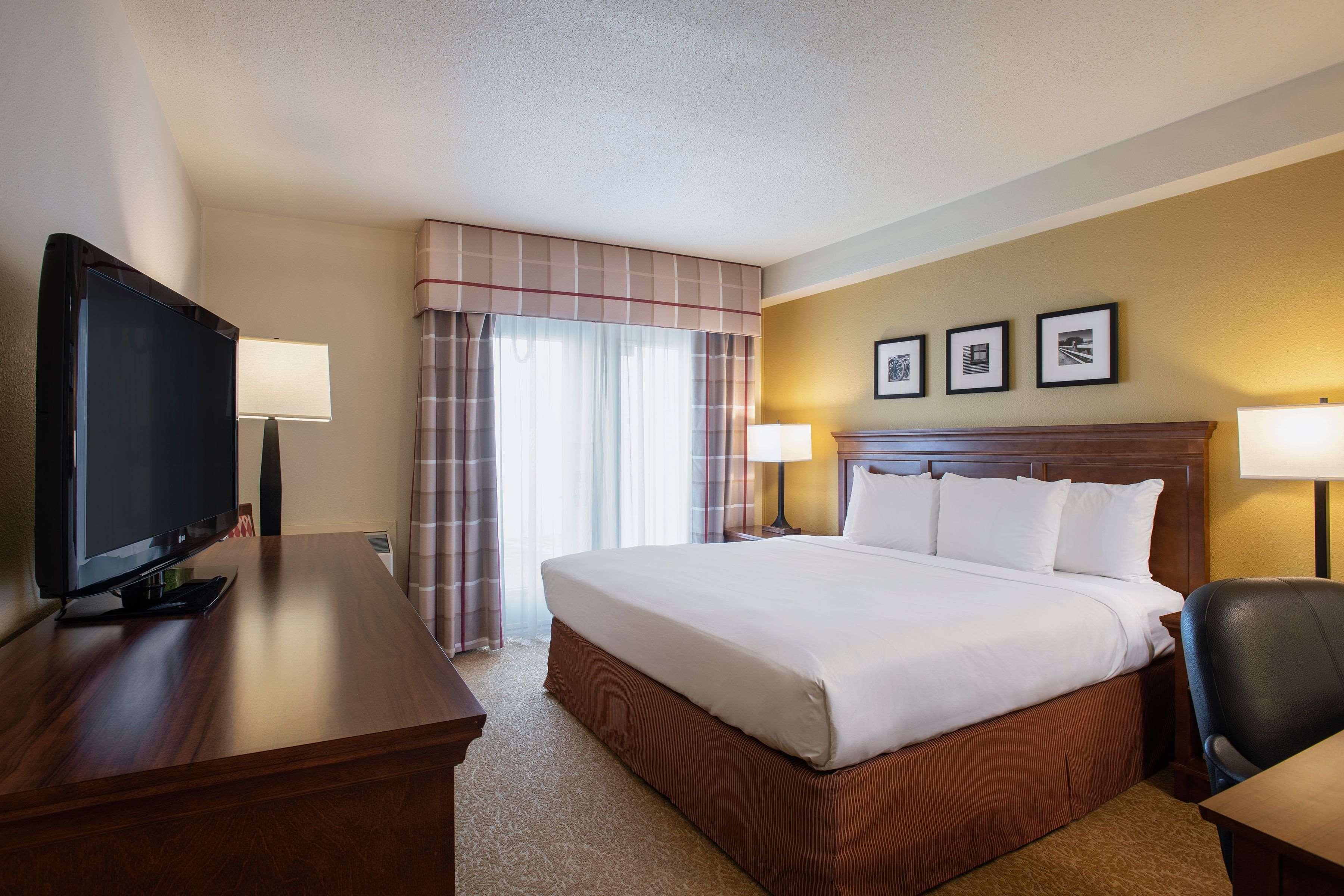 Travelodge Suites By Wyndham Regina - Eastgate Bay Exterior photo