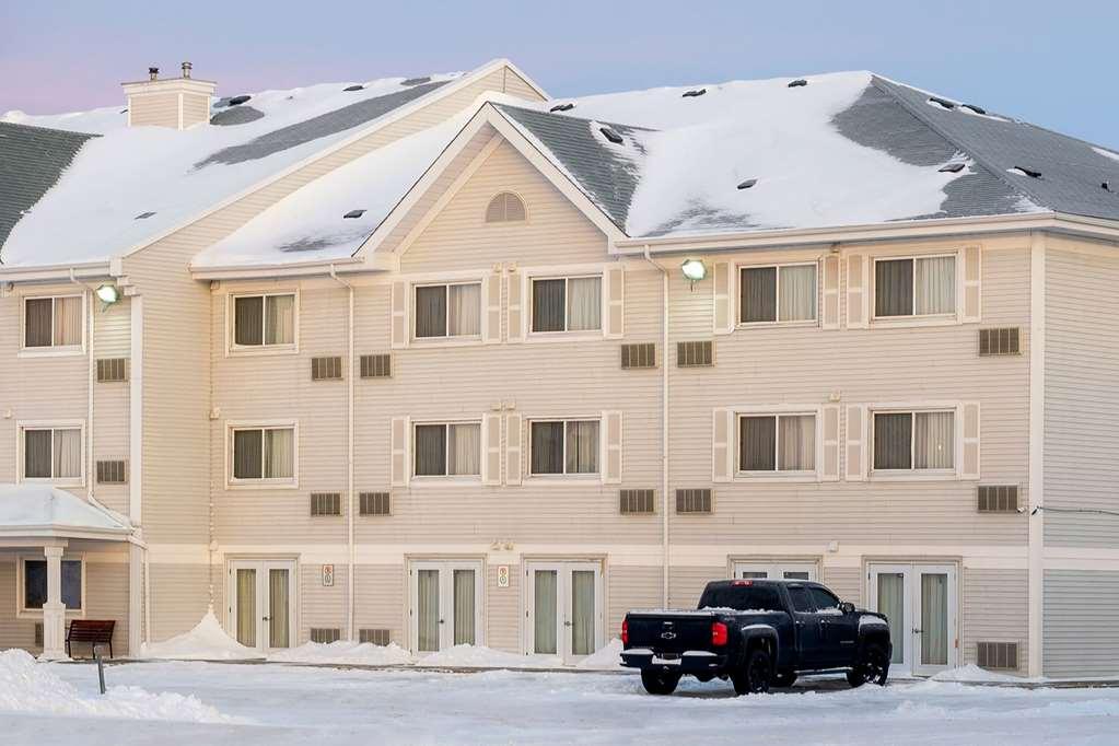Travelodge Suites By Wyndham Regina - Eastgate Bay Exterior photo